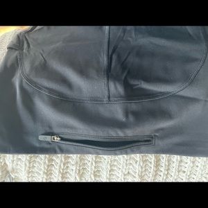 LULULEMON Capri Legging w/ side pockets and back zipper pocket